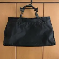 黒いナイロンボストンバッグ