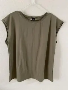 オリーブ色 ノースリーブ Tシャツ