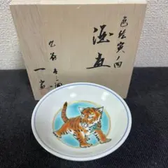 武腰一憲　九谷焼　色絵飾皿　共箱　タトチ　幅約19㎝　東な6-0528④ 9.5号飾皿（角） 色絵遠い日記憶 [ 武腰一憲 ]