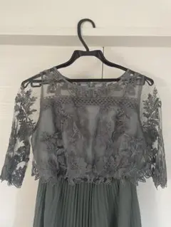 グレー レース付きプリーツドレス