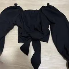 黒いクロップド長袖シャツ後ろリボン