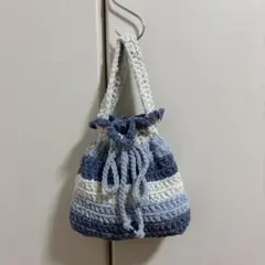 手編みの巾着型バッグ 青白ストライプ