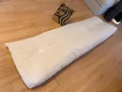ホワイトボタン付きロングクッション