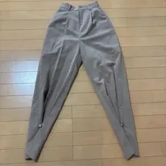 リエンダ ベージュ テーパードパンツ 裾ボタン付き