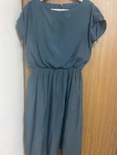 ダークグリーン 半袖 ひざ丈ワンピース