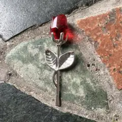 赤いクリスタルの薔薇の蕾の置物