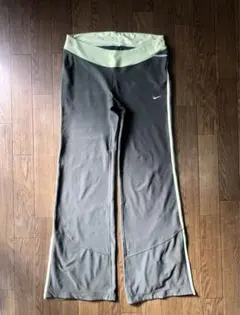 美品 NIKE ナイキ フレアパンツ ヨガレギンス カーキ Lサイズ