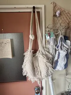 アイボリー フリンジ付きショルダーバッグ ニット