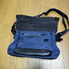 tumiの紺色のメッセンジャーバッグ