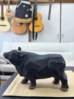 黒色の牛の置物