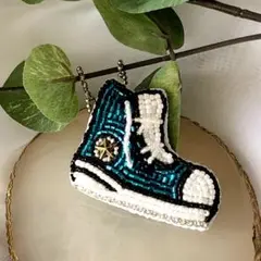ミドルカットスニーカー　ブルー　ビーズ刺繍ブローチバッグチャーム2way