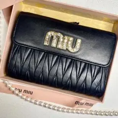 美品✨MIU MIU 三つ折り財布 マテラッセ ゴールドロゴ ビジュー ブラック