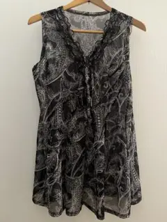 【美品】ノースリーブ黒白ペイズリー柄トップス