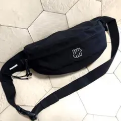 極美品 UNDEFEATED ボディバッグ 立体ロゴ ブラック