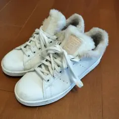 adidas スタン・スミス ファー付きホワイト スニーカー