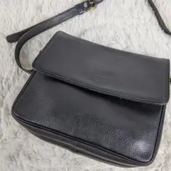BURBERRY ショルダーバッグ ブラック 斜め掛け レザー ロゴ型押し 金具