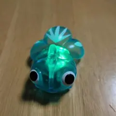 光る魚型フィギュア 青と緑