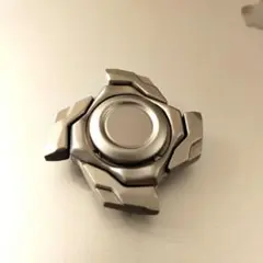 マットシルバー 金属製 スピナー 羽が広がるタイプ