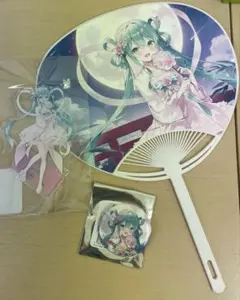 初音ミク NEWDAYS アクスタ　うちわ　缶バッジ