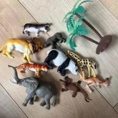 動物フィギュアセットと木のオブジェクト