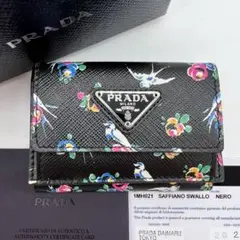【未使用級 付属品完備】プラダ 折り財布 サフィアーノレザー 三角ロゴ 黒 花柄