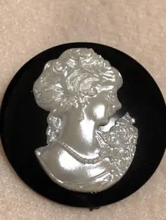 ブローチ