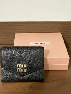 【MIUMIU】ヴィッテロダイノレザーフラップ付折り財布 ミュウミュウ新作財布、「マテラッセ」など人気モデルを春カラー