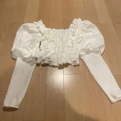 ホワイト フリル付き パフスリーブ トップス