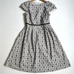 【極美品】トッカ　花柄刺繍ミディ丈フレアワンピース シロ×クロ 00(XS)