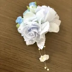 青と白の花 コサージュ　造花　水色