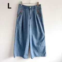 4672【美品】バギーデニムパンツ　裾シャギー　ウエストゴム　花柄刺繍