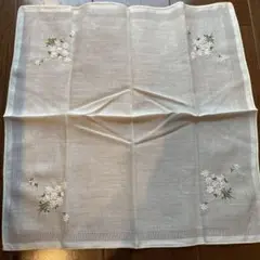未使用　刺繍　ハンカチ 白　オフホワイト　花柄　花束　清楚で愛らしいデザインです