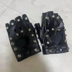 スタッズ付き黒指なしグローブ　ハートミーアイ