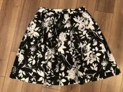 モトマチジャイロ 花柄 モノクロ フレアスカート