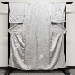 薄めの灰色地なに花が描かれた付け下げ 着物