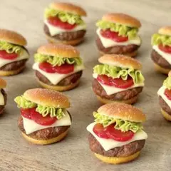 ミニチュア　チーズバーガー　1点