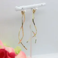 ツイストスティックが揺れるノンホールピアス(P225)