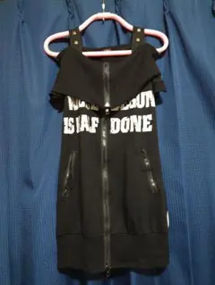 CHUU XXX ブラックオフショルダーTシャツ