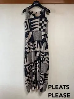 PLEATS PLEASE