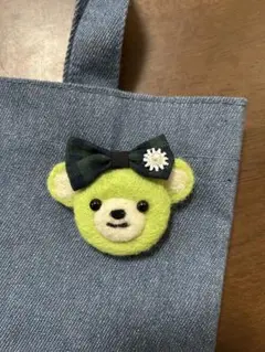 くまブローチ　羊毛フェルト　ハンドメイド