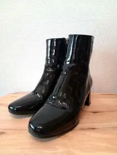 PRADA エナメルブーツ