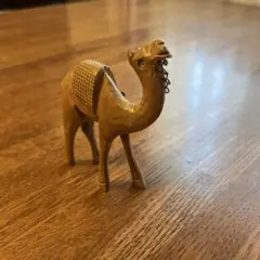 木製キャメルの置物　らくだ