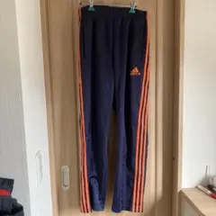 と　adidas ネイビー オレンジ ストライプ ジャージパンツ