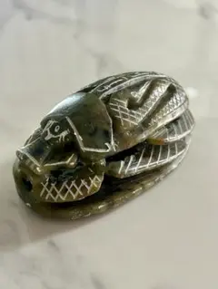緑色の石の甲虫彫刻