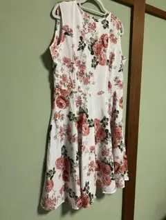 新品未使用　2XL フラワープリント ノースリーブ ひざ丈ワンピース　タグ無し