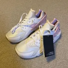 新品タグ付きNikeスニーカー