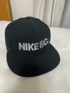 美品 NIKE FC ブラック キャップ スナップバック ロゴシルバー