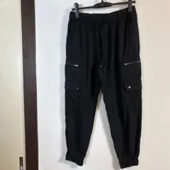 黒いカーゴパンツ