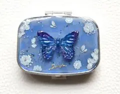 青い蝶のミニケース/ハンドメイド　レジン　蝶　花　ブルー　小物入れ