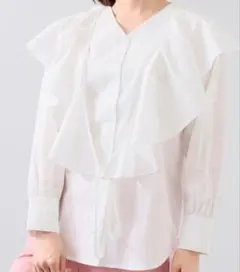 【新品未使用】クリスタルビー フリル付 Ｖネックシャツ
